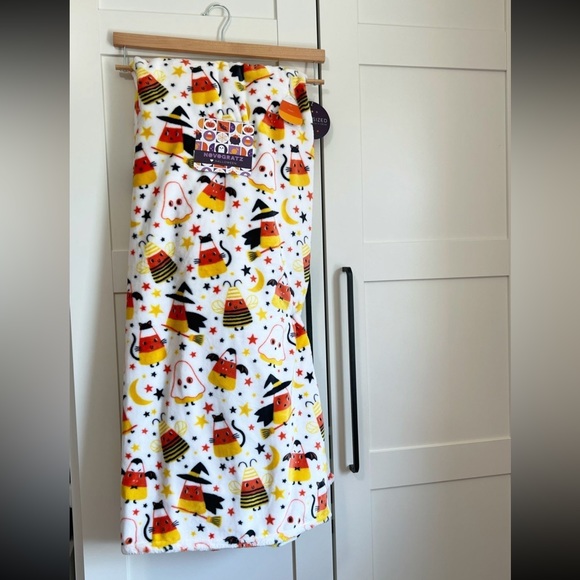 NWT Halloween🎃Candy Corn Throw Blanket by Novogratz - Picture 2 of 3